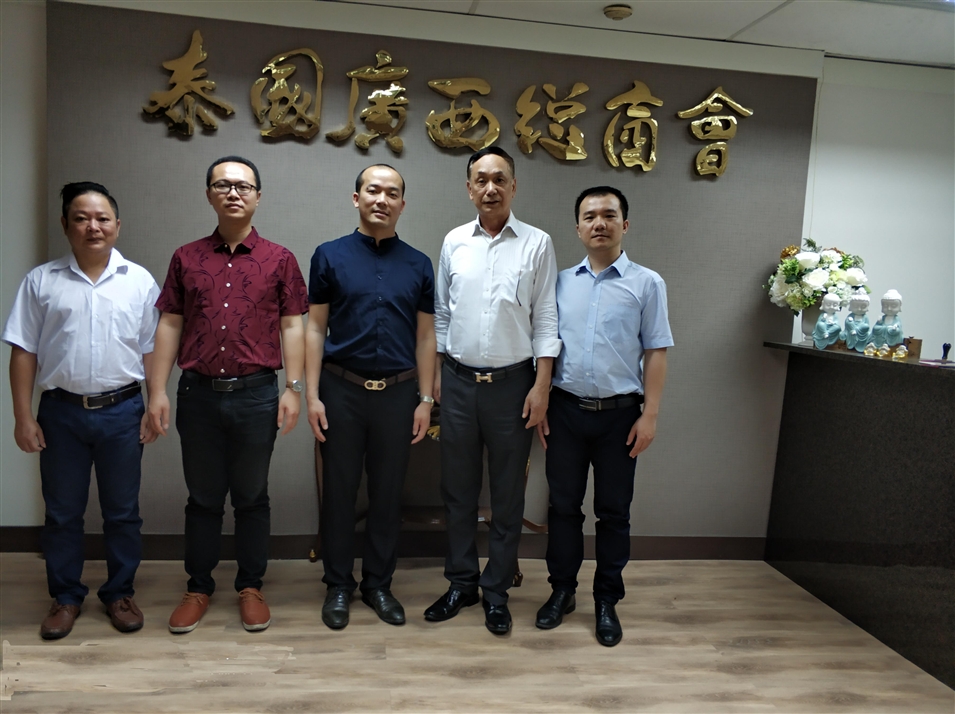 從左往右依次為國(guó)際部合伙人林健偉先生（左一），國(guó)際部總監(jiān)吳琪先生（左二），執(zhí)行董事粟宥朝先生（左三），商會(huì)主席李宇明（右二），國(guó)際部合伙人黃文超先生（右一）